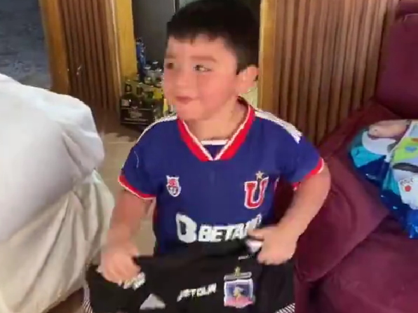 Niño recibiendo la camiseta del Colo