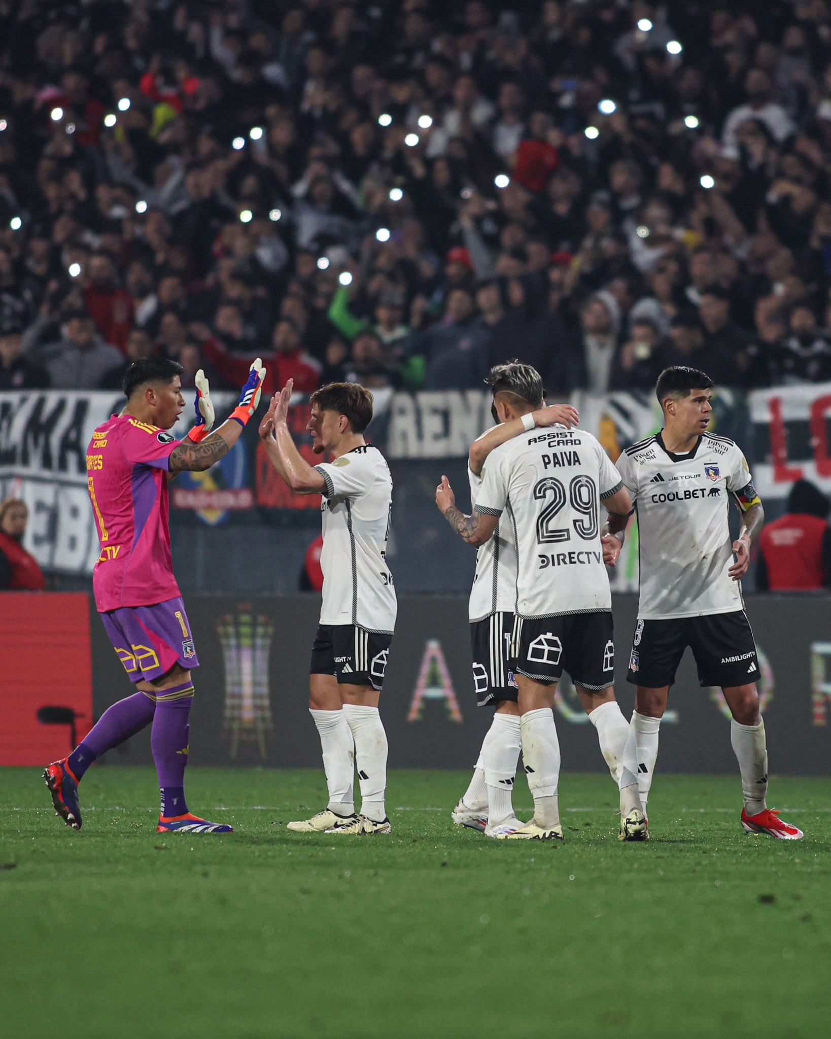 Leo Gil y Brayan Cortés se saludan en el partido de ida con Junior.