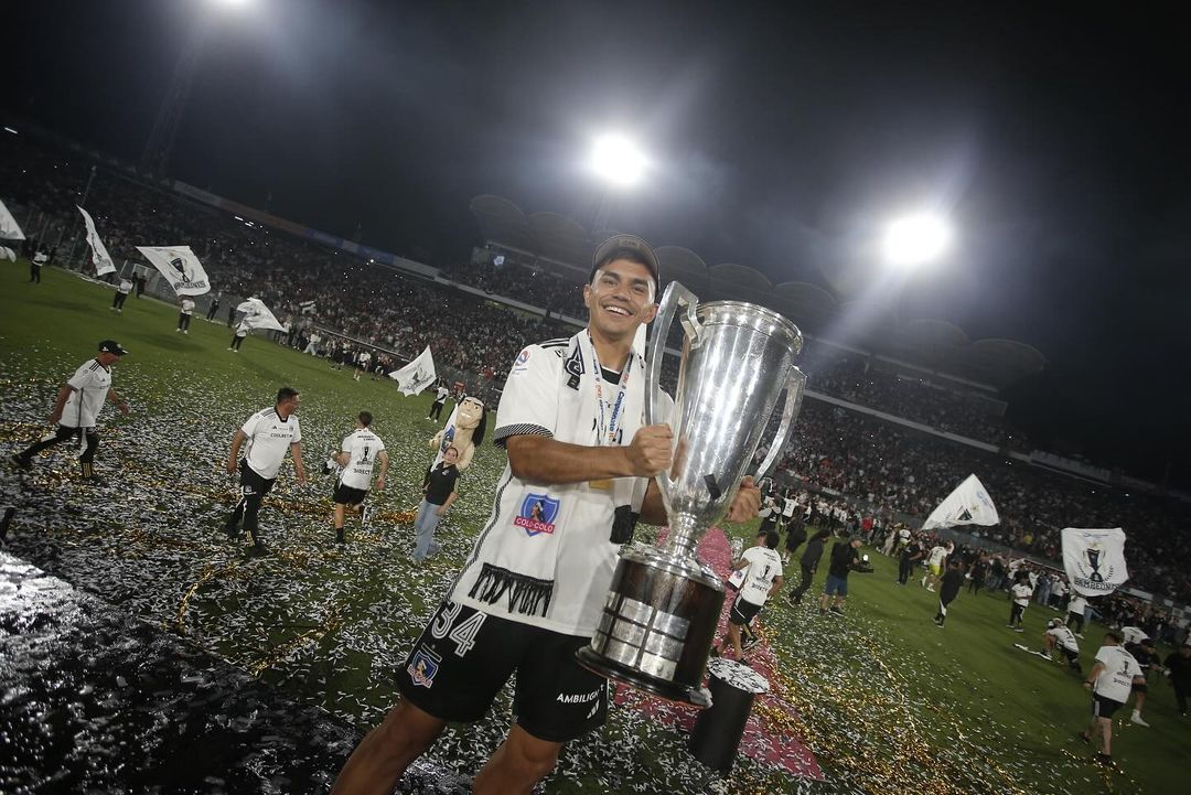 Colo Colo metío 3, venció a La U y conquistó la Supercopa